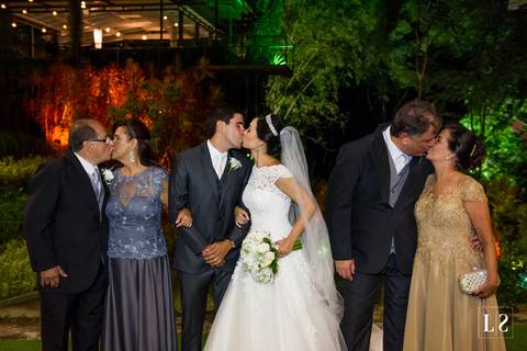 noivos-e-pais-se-beijando'