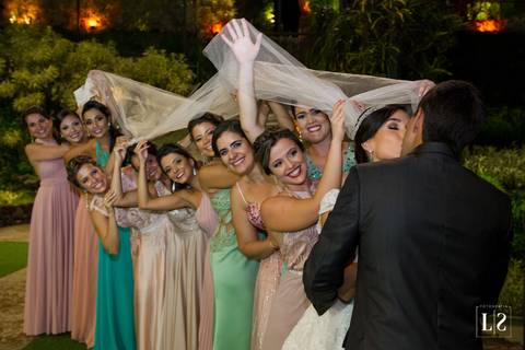 noivos-se-beijando-e-madrinhas-olhando'