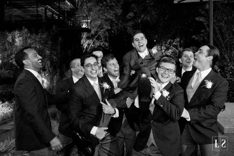 padrinhos-carregando-o-noivo'