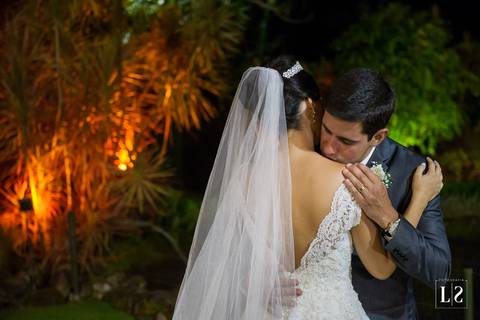 noivos-se-abraçando'