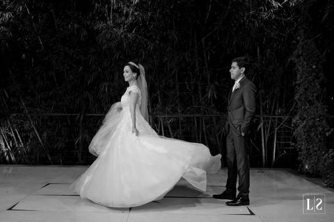 noiva-rodando-e-noivo-olhando'