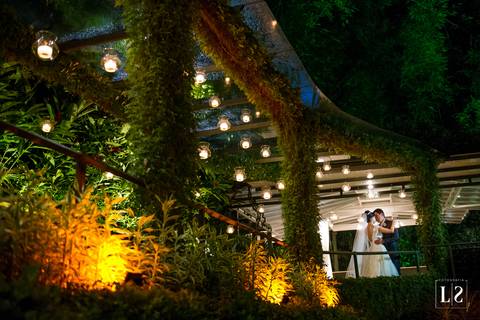 noivos-se-abraçando'