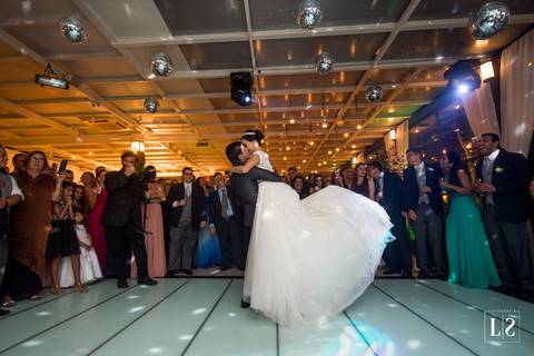 noivos-se-beijando-na-pista'