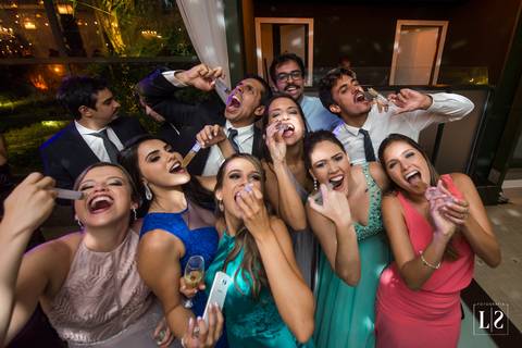 amigos-dos-noivos-bebendo'