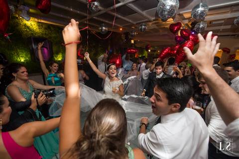 noiva-dançando-convidados-segurando-saia'