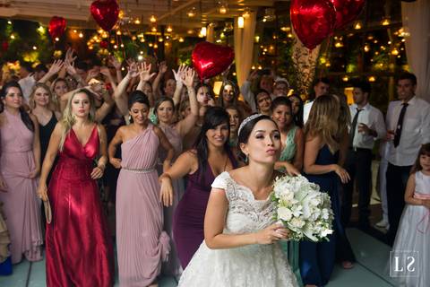 noiva-jogando-o-buque'