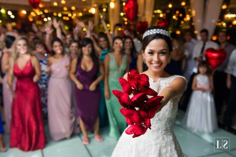 noiva-jogando-coraçoes'