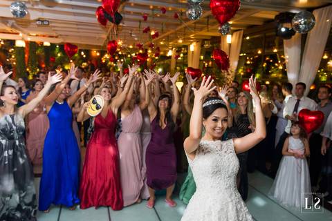 noiva-jogando-coraçoes'