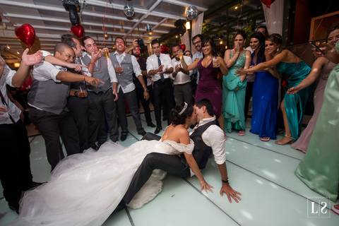 noivos-dançando-e-se-beijando'