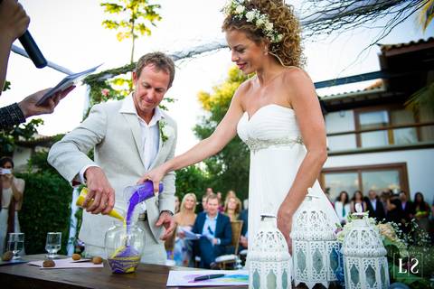 noivos-enchendo-pote-de-areia'