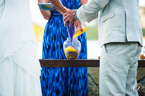 noivos-enchendo-pote-de-areia'