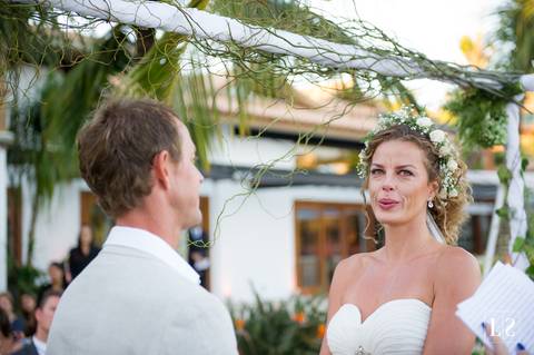 noivo-falando-e-noiva-emocionada'