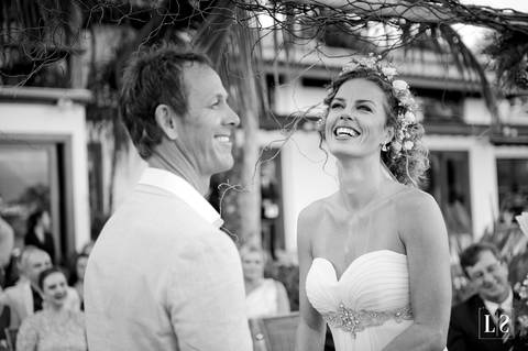 noivo-falando-e-noiva-emocionada'