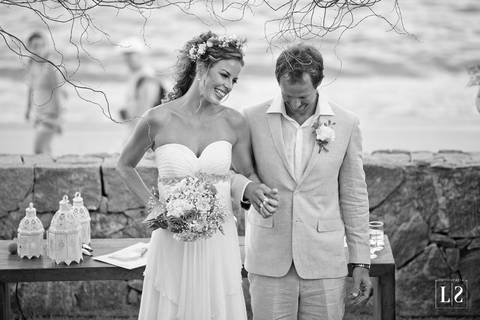 noivos-saindo-da-cerimonia'