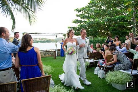 noivos-saindo-da-cerimonia'