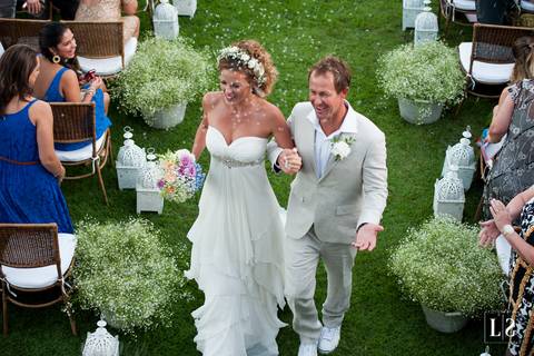 noivos-saindo-da-cerimonia'