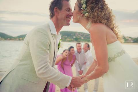 noivos-na-praia-com-padrinhos'