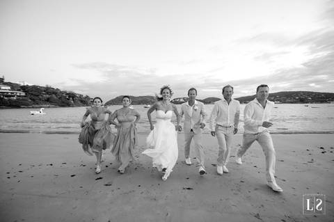 noivos-na-praia-com-padrinhos'