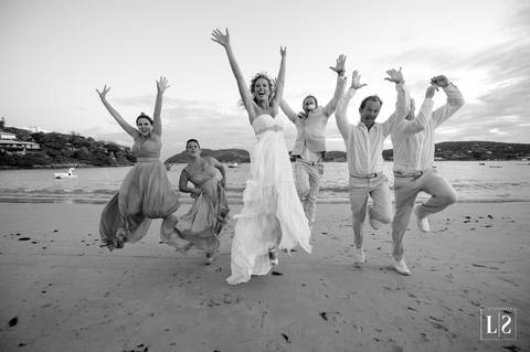 noivos-na-praia-pulando-com-padrinhos'