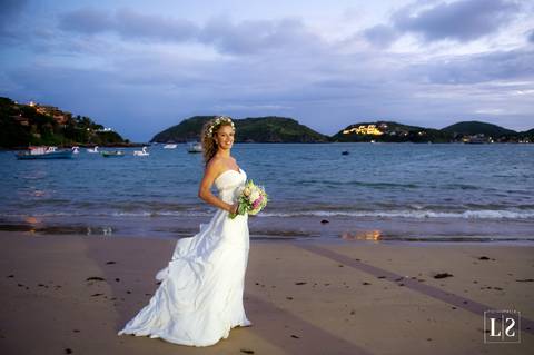 noiva-posando-na-praia-em-buzios'