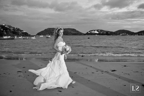 noiva-posando-na-praia-em-buzios'
