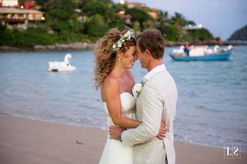 noivos-posando-na-praia-em-buzios'