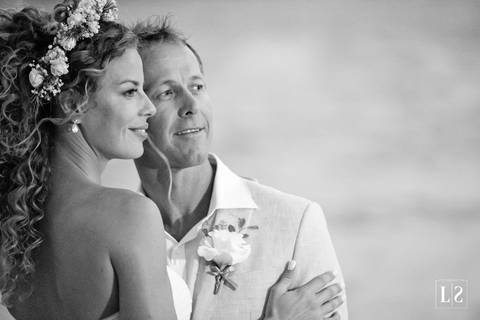 noivos-posando-na-praia-em-buzios'