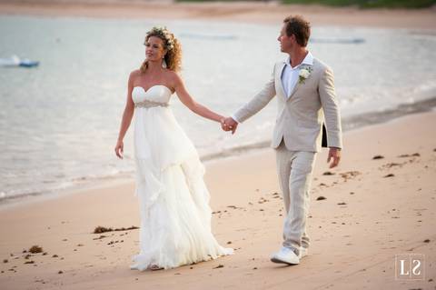 noivos-passeando-na-praia-em-buzios'