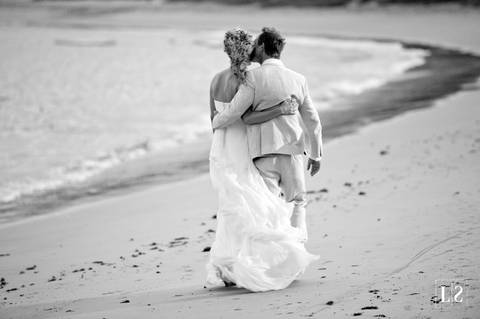 noivos-passeando-na-praia-em-buzios'