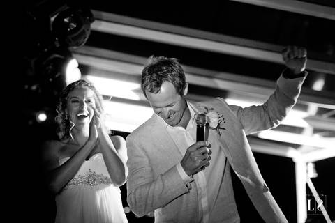 noivo-cantando-e-noiva-batendo-palmas'