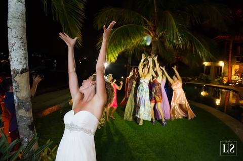 noiva-jogando-o-buque'