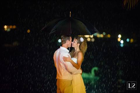 noivos-posando-na-chuva'