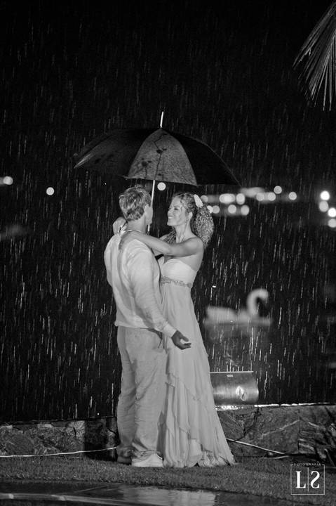 noivos-posando-na-chuva'