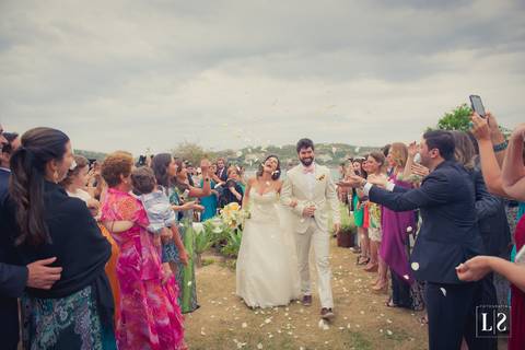 noivos-saindo-da-cerimonia'