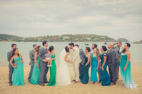 noivos-se-beijando-junto-com-padrinhos'