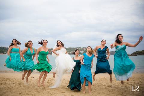 noivas-e-madrinhas-pulando'