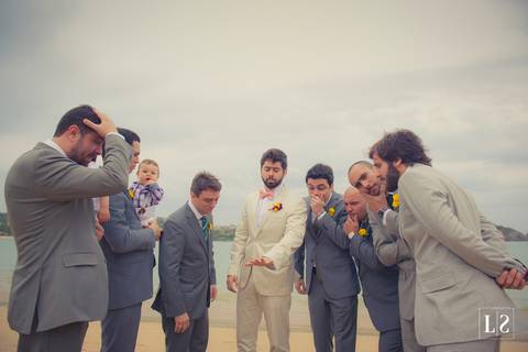 noivo-mostrando-aliança-para-os-padrinhos'