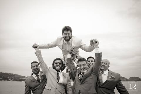 noivo-suspenso-pelos-padrinhos'