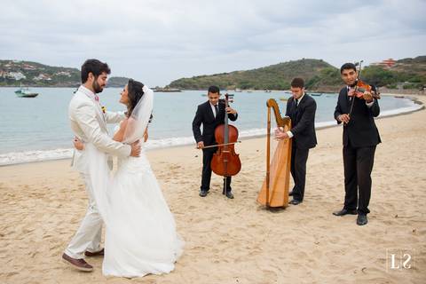 noivos-dançando-na-praia'