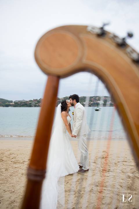 noivos-posando-na-praia'