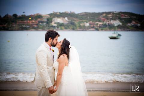 noivos-se-beijando-na-praia'