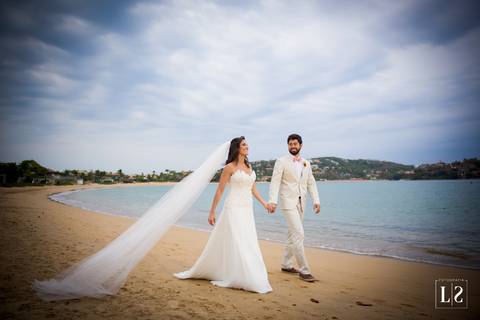 noivos-passeando-na-praia'