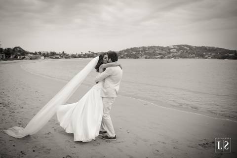 noivos-se-beijando-na-praia'