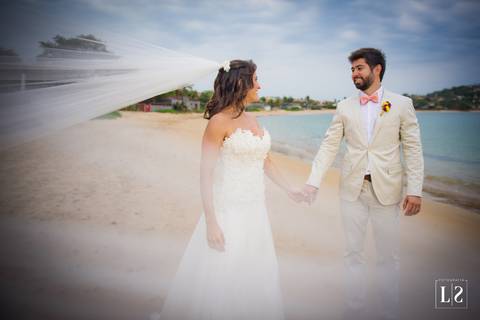 noivos-passeando-na-praia'