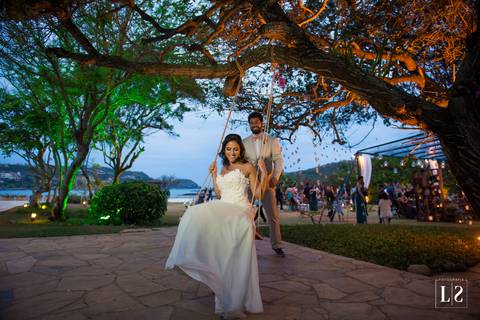 noiva-no-balanço-junto-com-noivo'