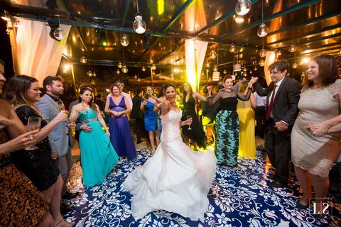 noiva-dançando-com-amigos'