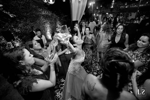 noiva-dançando-com-amigos'