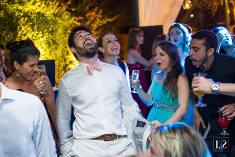 noivo-dançando-com-amigos'