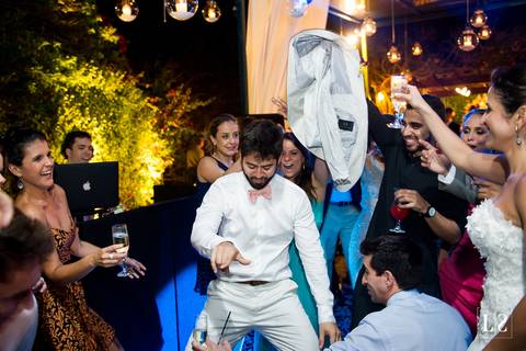 noivo-dançando-com-ammigos'