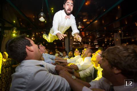 noivo-pulando-em-cima-dos-amigos'